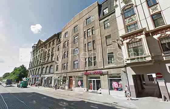 Фасадный дом, реновированный дом, вход с улицы, лифт, лестничная клетка после Рига