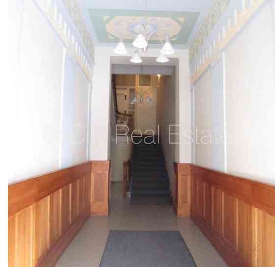 Фасадный дом, реновированный дом, вход с улицы, лифт, лестничная клетка после Рига