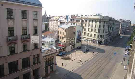 Фасадный дом, реновированный дом, вход с улицы, лифт, лестничная клетка после Рига