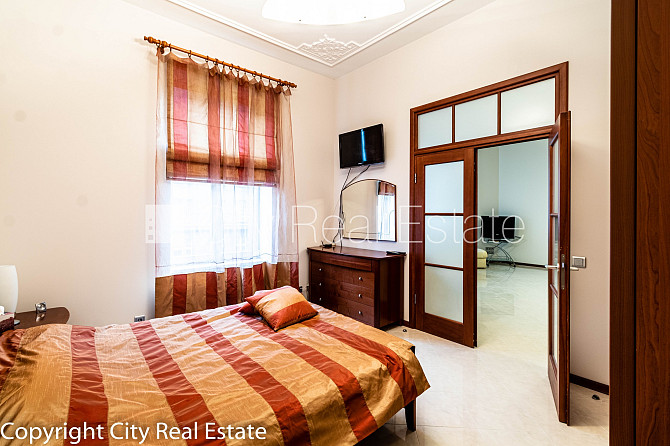 Fasādes māja, renovēta māja, ieeja no ielas, ir lifts, kāpņu telpa pēc kapitālā remonta, Rīga - foto 16