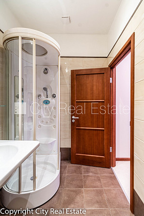 Fasādes māja, renovēta māja, ieeja no ielas, ir lifts, kāpņu telpa pēc kapitālā remonta, Rīga - foto 20