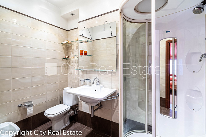 Fasādes māja, renovēta māja, ieeja no ielas, ir lifts, kāpņu telpa pēc kapitālā remonta, Rīga - foto 19