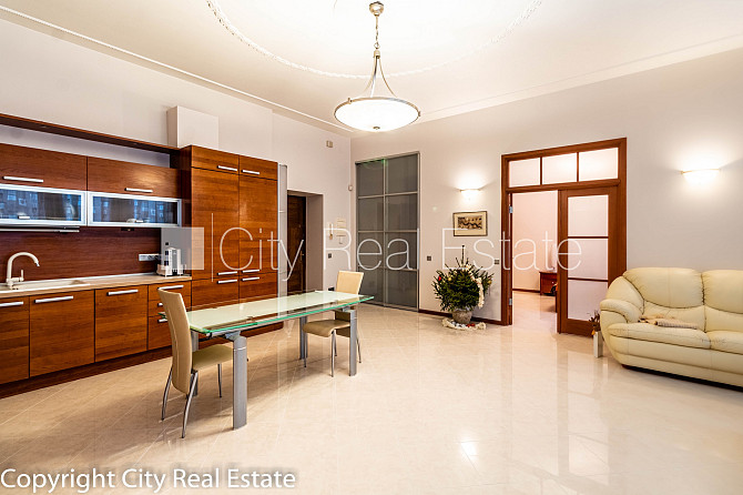 Fasādes māja, renovēta māja, ieeja no ielas, ir lifts, kāpņu telpa pēc kapitālā remonta, Rīga - foto 12