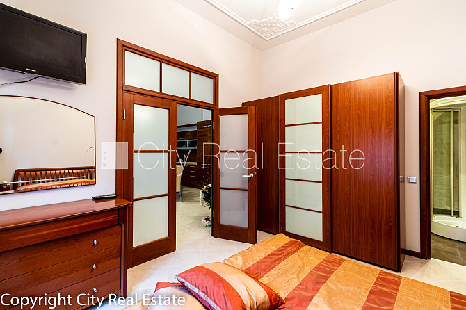 Fasādes māja, renovēta māja, ieeja no ielas, ir lifts, kāpņu telpa pēc kapitālā remonta, Rīga - foto 17