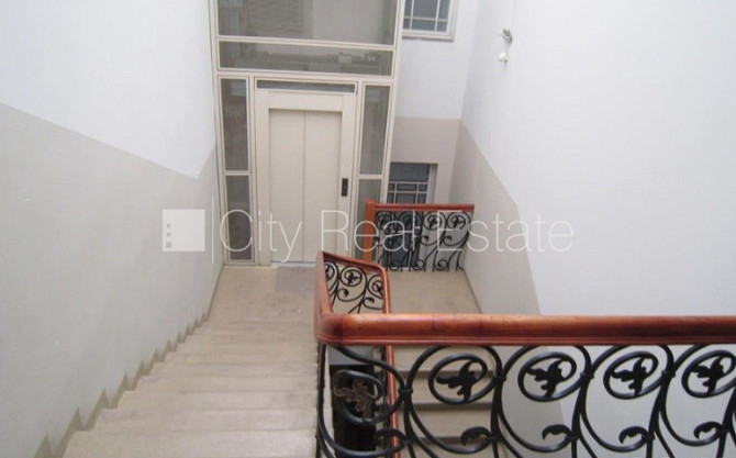 Fasādes māja, renovēta māja, ieeja no ielas, ir lifts, kāpņu telpa pēc kapitālā remonta, Rīga - foto 8