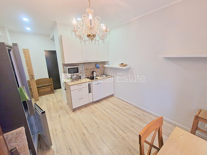 Дом во дворе, закрытый двор, вход со двора, мансарда, окна выходят во двор, студио, Рига - изображение 1