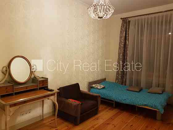 Фасадный дом, реновированный дом, вход с улицы, окна выходят в обе стороны дома, Рига