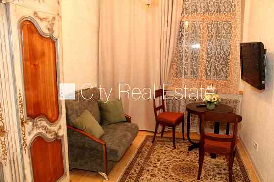 Фасадный дом, реновированный дом, вход с улицы, окна выходят в обе стороны дома, Рига