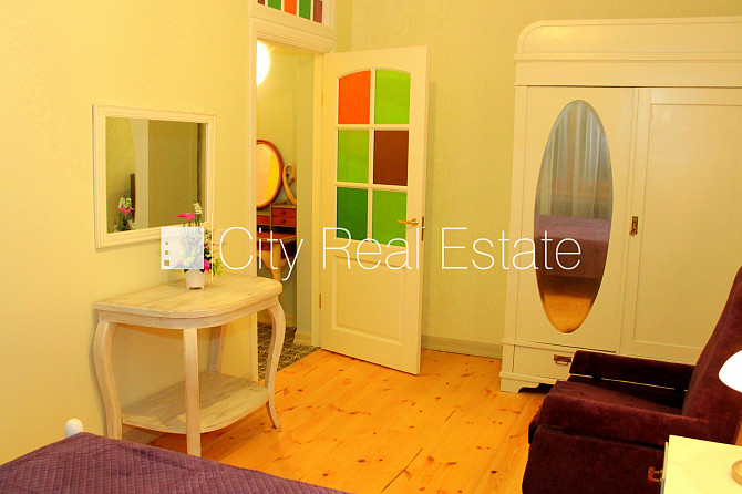 Fasādes māja, renovēta māja, ieeja no ielas, logi vērsti mājas abās pusēs, pilnā apdare, Rīga - foto 8