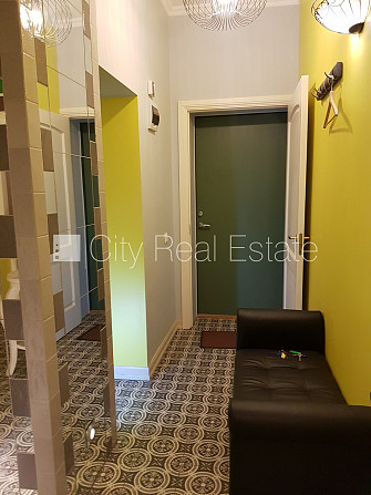 Fasādes māja, renovēta māja, ieeja no ielas, logi vērsti mājas abās pusēs, pilnā apdare, Rīga - foto 19