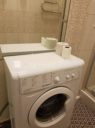 Fasādes māja, renovēta māja, ieeja no ielas, logi vērsti mājas abās pusēs, pilnā apdare, Rīga - foto 18