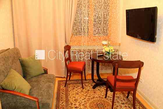 Фасадный дом, реновированный дом, место для машины, вход с улицы и со двора, Рига