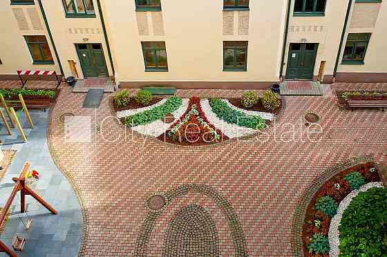 Фасадный дом, реновированный дом, благоустроенная озеленённая территория, вход с Рига