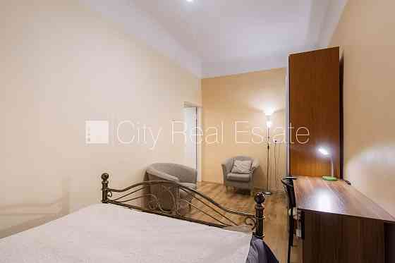 Здание во дворе, благоустроенная озеленённая территория, закрытый двор, въездные Рига