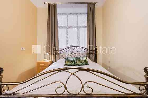 Здание во дворе, благоустроенная озеленённая территория, закрытый двор, въездные Рига