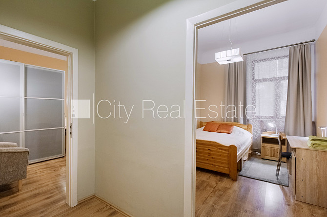 Здание во дворе, благоустроенная озеленённая территория, закрытый двор, въездные Рига - изображение 8