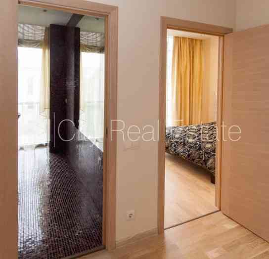 Фасадный дом, закрытый двор, вход с улицы, окна выходят в обе стороны дома, Рига