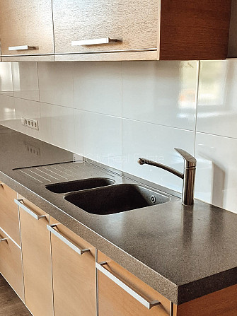 Fasādes māja, slēgts pagalms, ieeja no ielas, logi vērsti mājas abās pusēs, istabas Rīga - foto 13