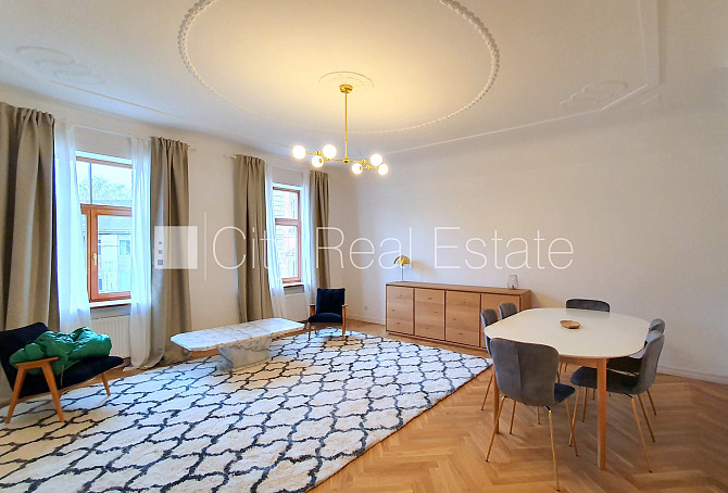 Фасадный дом, благоустроенная озеленённая территория, подъездная дорога покрыта Рига - изображение 1