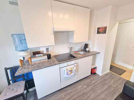 Земля в собственности, фасадный дом, вход с улицы, лифт, лоджия, окна выходят во Рига