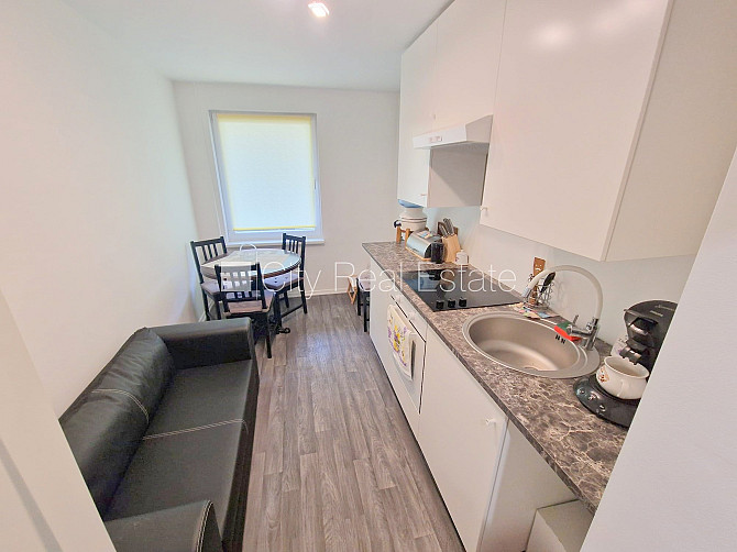 Земля в собственности, фасадный дом, вход с улицы, лифт, лоджия, окна выходят во Рига - изображение 1