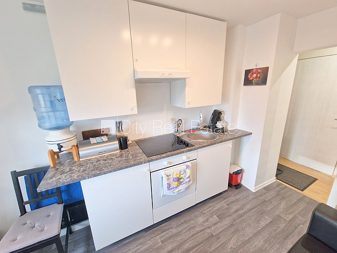 Земля в собственности, фасадный дом, вход с улицы, лифт, лоджия, окна выходят во Рига - изображение 3