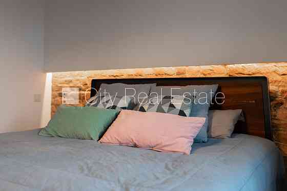 Здание во дворе, благоустроенная озеленённая территория, место для машины, лифт, Рига