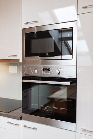 Здание во дворе, благоустроенная озеленённая территория, место для машины, лифт, Рига - изображение 11