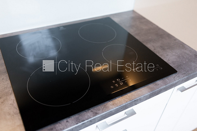 Здание во дворе, благоустроенная озеленённая территория, место для машины, лифт, Рига - изображение 12