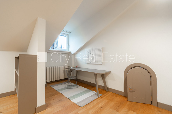 Здание во дворе, благоустроенная озеленённая территория, место для машины, лифт, Рига - изображение 16