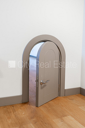 Здание во дворе, благоустроенная озеленённая территория, место для машины, лифт, Рига - изображение 15