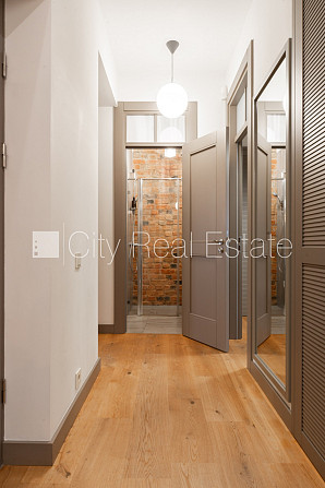 Здание во дворе, благоустроенная озеленённая территория, место для машины, лифт, Рига - изображение 19