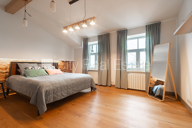 Здание во дворе, благоустроенная озеленённая территория, место для машины, лифт, Рига - изображение 1