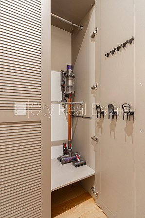 Здание во дворе, благоустроенная озеленённая территория, место для машины, лифт, Рига - изображение 20