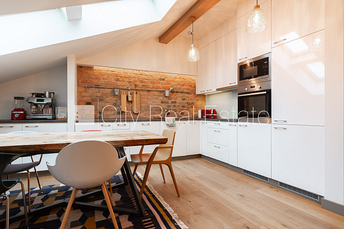 Здание во дворе, благоустроенная озеленённая территория, место для машины, лифт, Рига - изображение 8