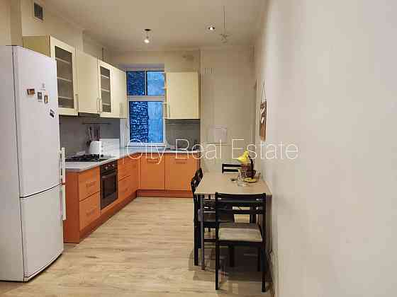 Здание во дворе, реновированный дом, благоустроенная озеленённая территория, Рига