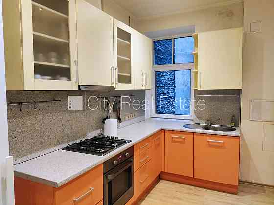 Здание во дворе, реновированный дом, благоустроенная озеленённая территория, Рига