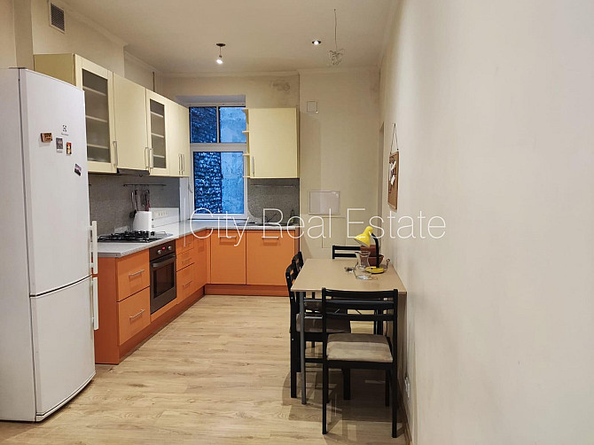 Здание во дворе, реновированный дом, благоустроенная озеленённая территория, Рига - изображение 3