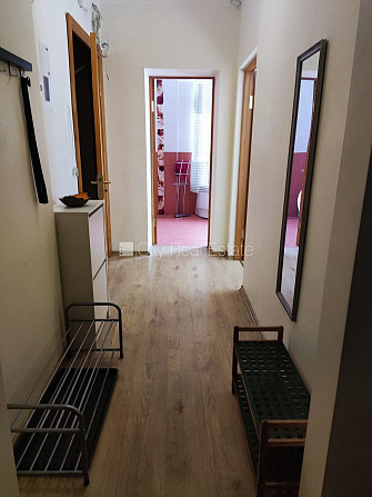 Здание во дворе, реновированный дом, благоустроенная озеленённая территория, Рига - изображение 4