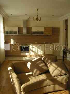 Фасадный дом, реновированный дом, место для машины, охраняемая автостоянка, Рига