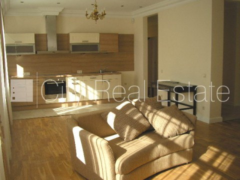 Фасадный дом, реновированный дом, место для машины, охраняемая автостоянка, Рига - изображение 1