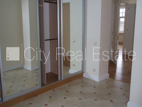 Фасадный дом, реновированный дом, место для машины, охраняемая автостоянка, Рига - изображение 11