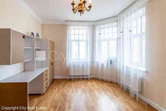 Фасадный дом, реновированный дом, закрытый двор, место для машины, вход с улицы и Рига