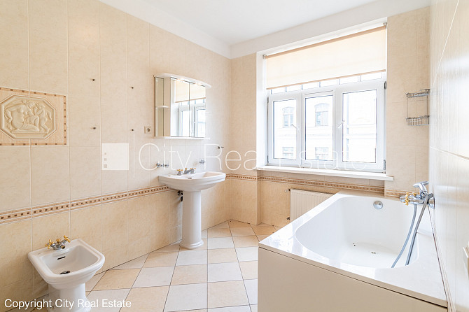 Фасадный дом, реновированный дом, закрытый двор, место для машины, вход с улицы и Рига - изображение 14