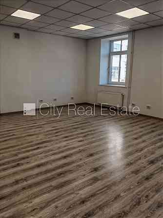 Здание во дворе, реновированный дом, закрытый двор, въездные ворота оснащены Rīga