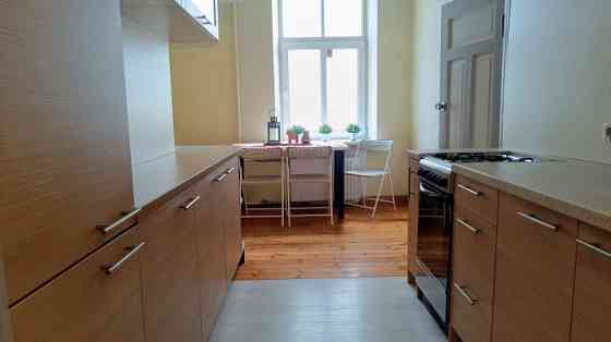 Просторная квартира в самом сердце Риги!   Сдаётся элегантная и полностью Rīga