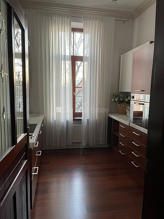 Pagalma ēka, renovēta māja, slēgts pagalms, ieeja no pagalma, kāpņu telpa pēc kosmētiskā Rīga - foto 16