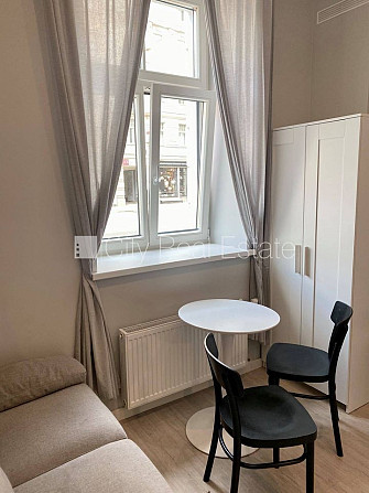 Fasādes māja, ieeja no ielas, kāpņu telpa pēc kosmētiskā remonta, logi vērsti uz pagalma Rīga - foto 5