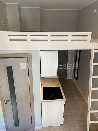 Fasādes māja, ieeja no ielas, kāpņu telpa pēc kosmētiskā remonta, logi vērsti uz pagalma Rīga - foto 4