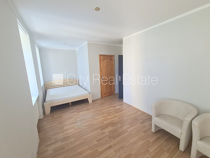 Fasādes māja, ieeja no ielas, kāpņu telpa pēc kosmētiskā remonta, logi vērsti uz pagalma Rīga - foto 19